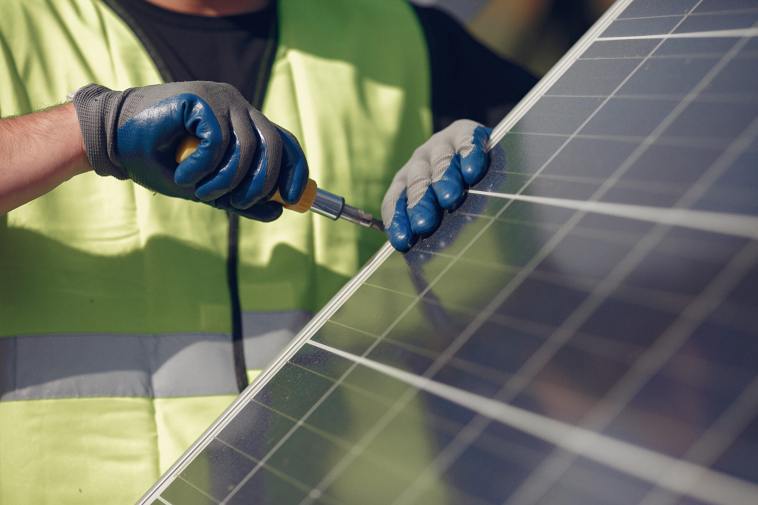 Hombre trabajando placas solares